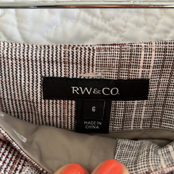 A beautiful woman short🐬 - Picture 3 of 5